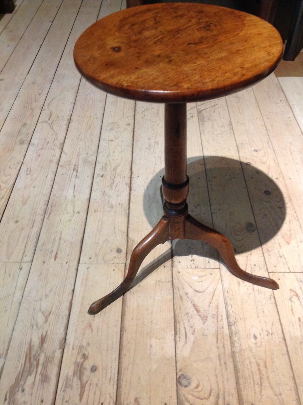 Walnut English tripod table c.1780 small.