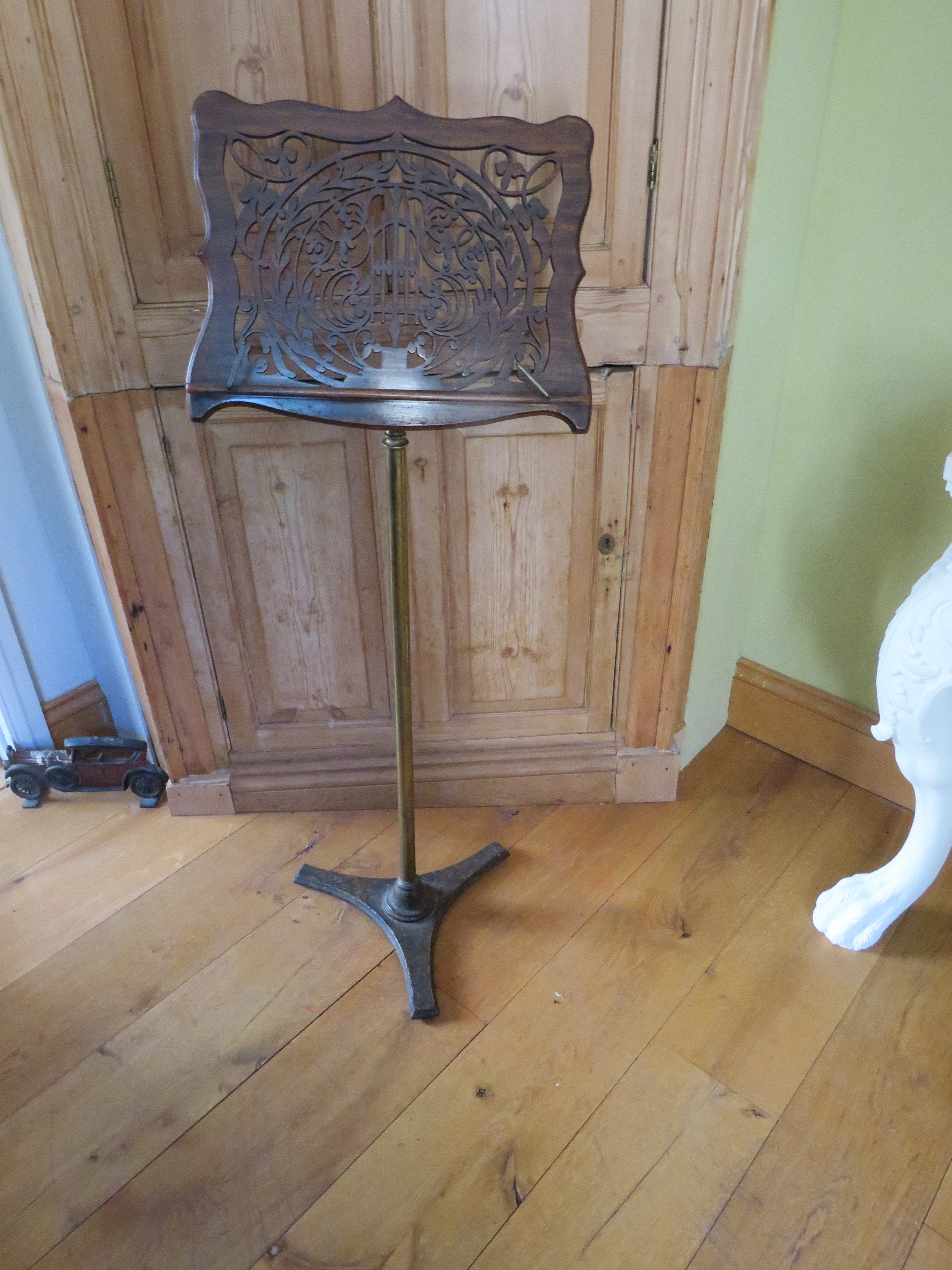 Mid to late 19th century music stand, adjustable.