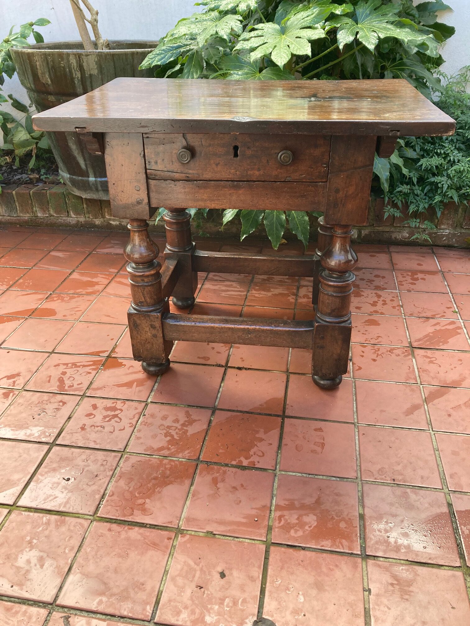 Italian walnut table c.1600 Baluster legs