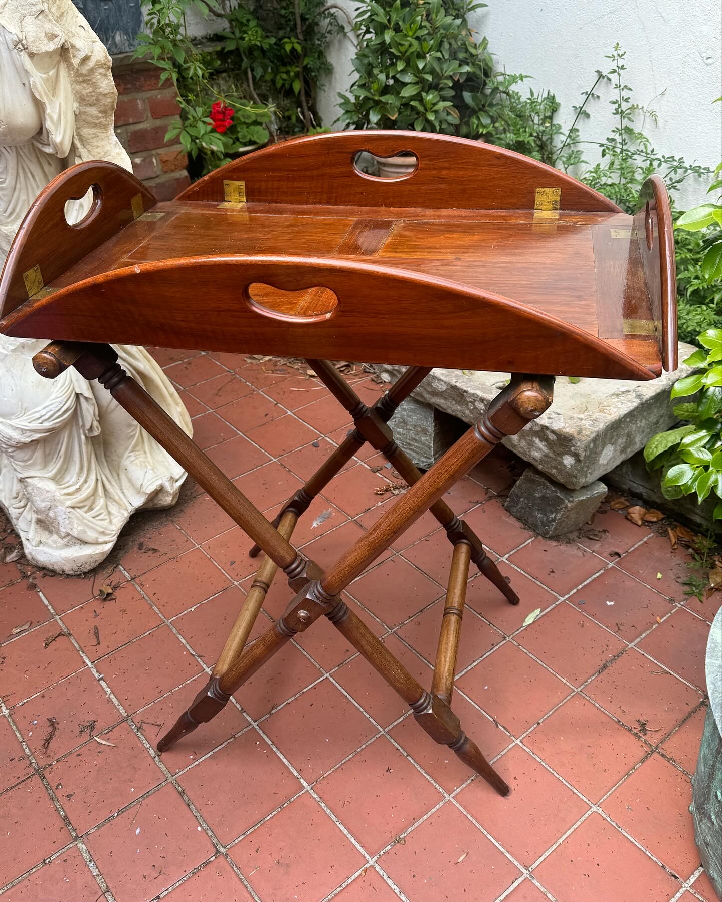 Walnut butler’s tray, c.1830, oval, hinged sides